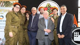 הנהלת מזרחי טפחות העמותה והחיילים, צילום: יוני רייף